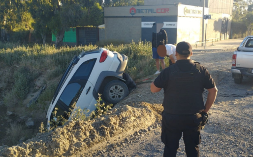 Se distrajo y cayó a un desagüe: no hubo heridos