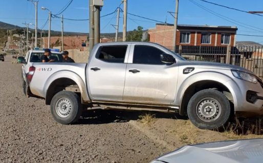 Perdió el control de su camioneta y volcó