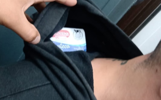 Intentó llevarse un aceite para autos y dos paquetes de manteca escondidos en su capucha