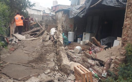 Se derrumbó el frente de una vivienda precaria por las condiciones climáticas