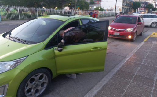 Realizaba maniobras peligrosas e impactó con un auto estacionado