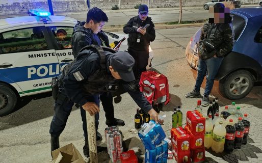 Vendía bebidas alcohólicas en su auto cuando la Policía lo encontró en plena entrega
