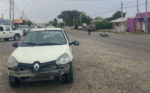 Un motociclista lesionado tras ser impactado por un auto