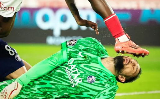 El increíble planchazo que recibió el arquero del PSG en el rostro