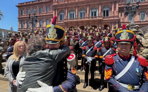 Los Granaderos tocaron «Panic Show» para Javier Milei