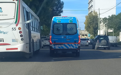 Una abuela se cayó dentro del colectivo y tuvo que ser trasladada al Hospital Regional