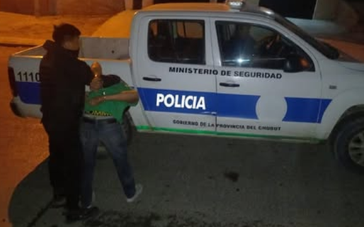 Quiso robar cubiertas pero dos hombres lo detuvieron y entregaron a la policía