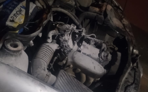 Principio de incendio en un vehículo fue rápidamente controlado