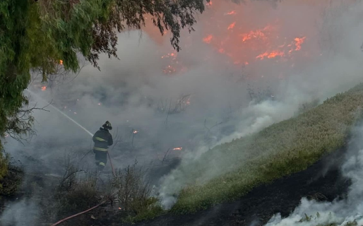 Por un gran incendio de pastizales cortaron parcialmente la avenida Yrigoyen