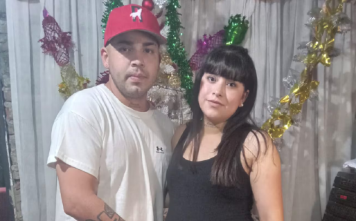 Ella lo dejó y él le disparó con una escopeta delante de sus hijos