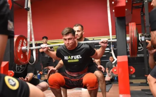 José Poblete en lo más alto del podio en el Max Effort Day II