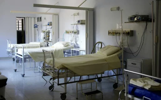 Una pareja fingió que su hijo tenía cáncer para recaudar más de US$60.000: le raparon la cabeza y las cejas