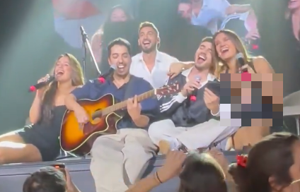 El vestuario le jugó una mala pasada a una influencer y le dejó un pecho al descubierto