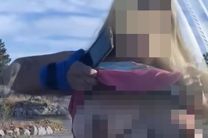 Una mujer se defendió en una pelea de tránsito mostrando los pechos