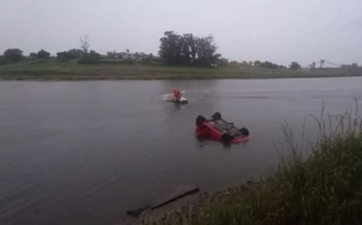 Volvían de un casamiento, discutieron y el auto cayó al río: murió la mujer e investigan al marido
