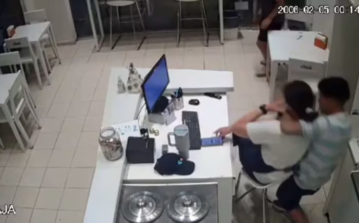 Un adolescente ahorcó a la encargada de una heladería para sacarle el celular