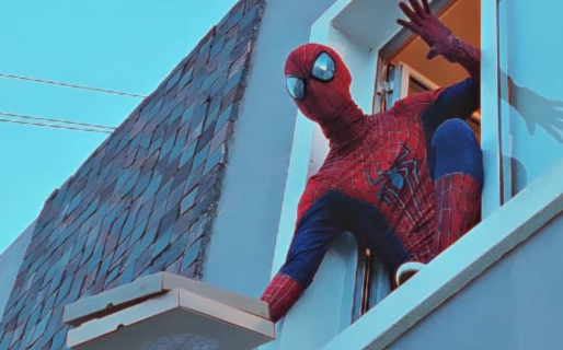 Descubrí a Spiderman como repartidor de pizzas en Comodoro