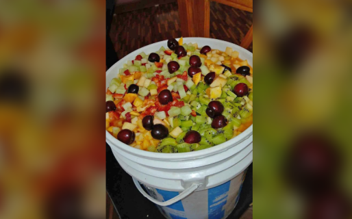 En Comodoro venden «tachos de ensalada de fruta» a un módico precio