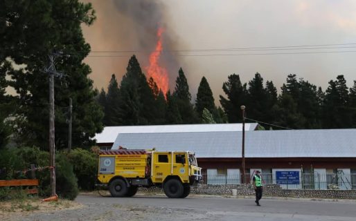 Piden donaciones de agua y frutas para ayudar a los bomberos de Epuyén