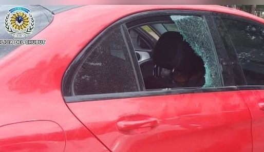 Vecinos atraparon a un ladrón que rompió el vidrio de un auto y robó 300 mil pesos