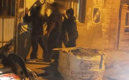 Demoran a dos sujetos cuando arrastraban una moto por la calle