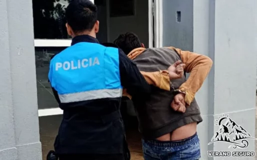 Le secuestraron el auto, se enojó y rompió el vidrio de otro vehículo estacionado