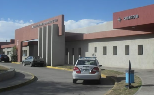 Los amigos le aflojaron una rueda de la bicicleta, se cayó y está grave