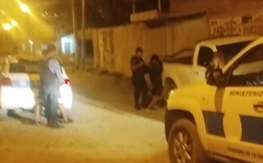 Un menor de 17 años fue atrapado mientras robaba la rueda de una camioneta