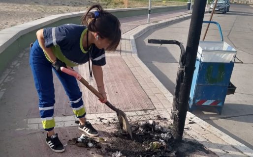 Prendieron fuego un cesto de basura en la Costanera