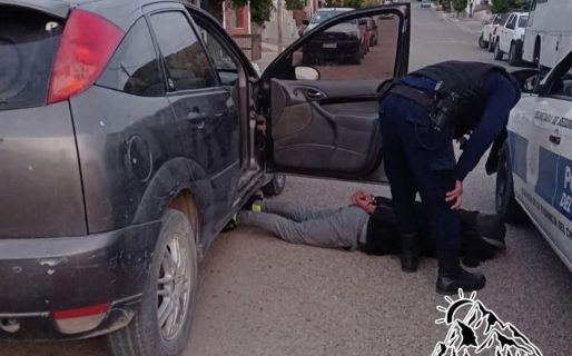 Un hombre fue atrapado mientras robaba un estéreo y se peleó con el dueño del auto
