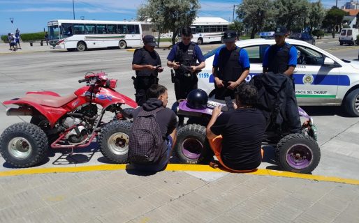 Andaban en cuatriciclos, sin casco y cruzando semáforos en rojo