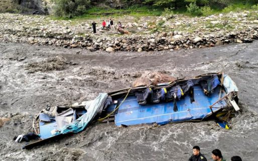 Un micro se desbarrancó y se cayó a un río en Perú: hay seis muertos, 17 desaparecidos y 32 heridos
