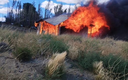 Incendio en Los Tres Pinos: sin heridos, investigan si fue intencional