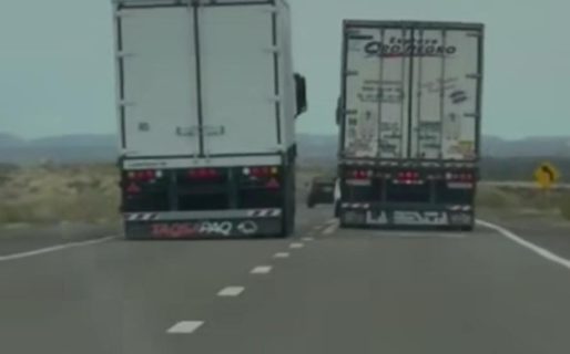 Peligro al volante: Irresponsable sobrepaso de un camión a otro