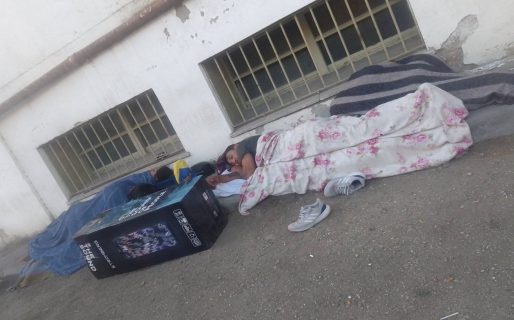 Acampan en el Hospital Regional para acompañar a Juan, cuya vida «pende de un hilo»