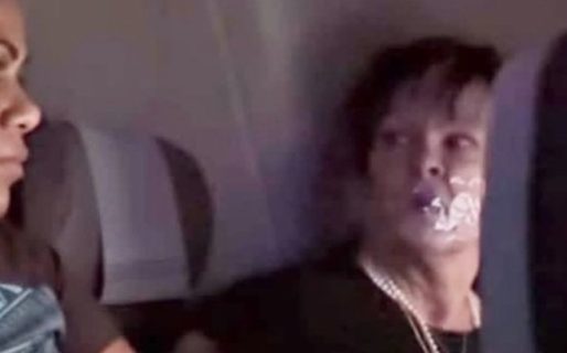 Una mujer comenzó a gritar comentarios racistas en pleno vuelo y le taparon la boca con cinta adhesiva