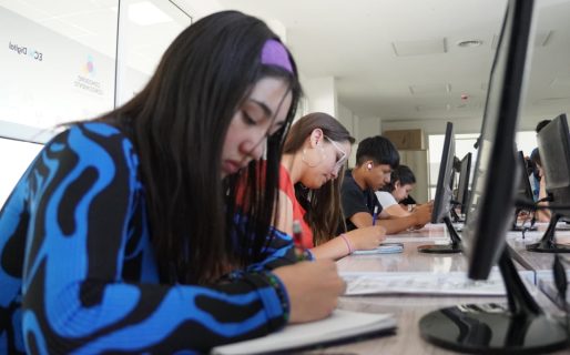 Adolescentes se capacitan en digitalización de podcast y streaming