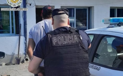 Lo detuvieron luego de dañar el parabrisas de un auto