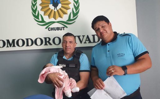 Reconocen a policías que le salvaron la vida a una bebé