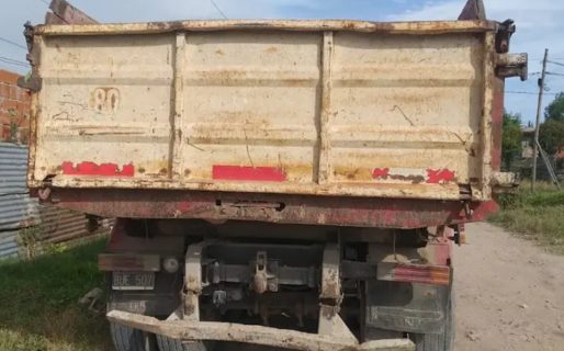 Un hombre de 86 años abrió la caja de su camión para descargar tierra: se golpeó con la tapa y murió