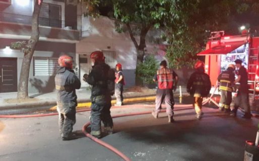 Arrojaron a una beba desde un segundo piso para salvarla de un incendio