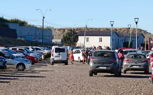 Hasta dos horas de espera para salir de la playa por autos mal estacionados