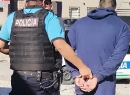 Tenía prohibición de acercamiento, lo encontraron cerca de la vivienda y con un juego de llaves