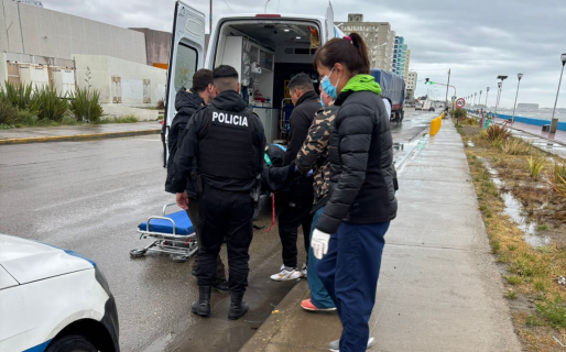 Salió a andar en bici, patinó por un charco y terminó hospitalizado