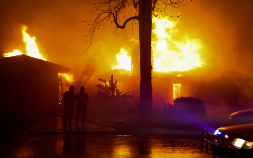 Los tres incendios devastadores que golpean California: miles de evacuados y propiedades en ruinas