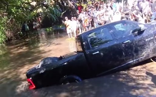 Se metió con la camioneta a un espejo de agua en El Bolsón y pasó un muy mal momento