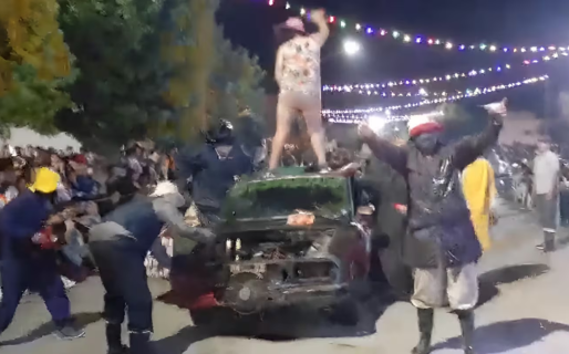 Escándalo y repudio en el carnaval de Lincoln por una comparsa con pintadas a favor de la pedofilia