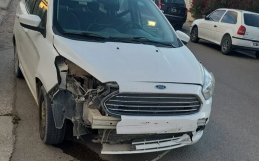 Un motociclista sufrió una fractura de tobillo tras ser embestido por un auto