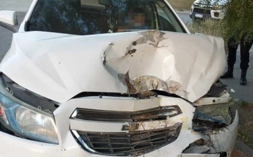 Una conductora borracha chocó contra un micro estacionado