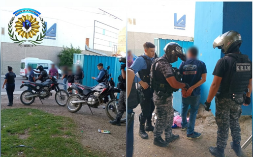 Un hombre de pelo corto robó una planchita